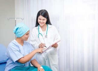 Nên mua bảo hiểm ung thư nào tốt?